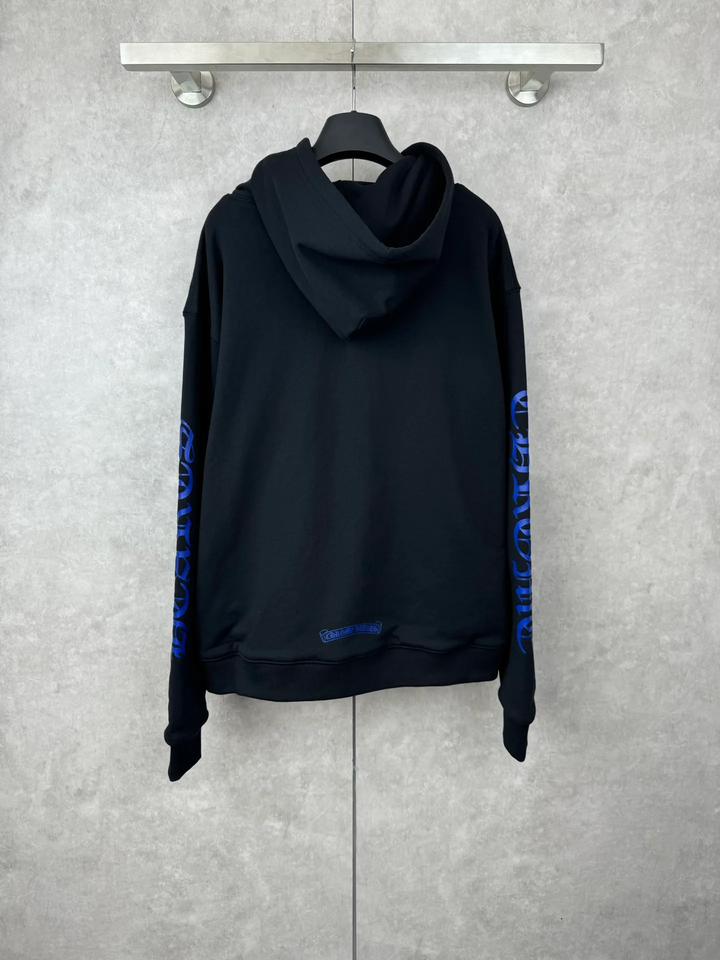 P490 Chrome Heart New Ch blue Sanskrit printed zipper hooded sweatshirt SIZE S/M/L/XL is made of high-quality cotton fabrics and has a loose shoulder cut that is not flattering on the figure. It can provide the wearer with a comfortable and comfortable wearing experience while creating a casual and lazy fashion atmosphere.